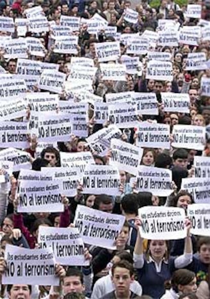 Miles de estudiantes se han manifestado hoy por el centro de Zaragoza para secundar la concentracin en se?al de duelo con las vctimas y mostrar su repulsa por los atentados cometidos ayer en Madrid.