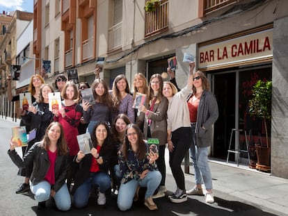 Las lectoras del Club Bovary frente al Bar La Camila de Barcelona, donde se reúnen desde hace un año.