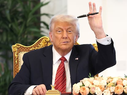 El presidente Donald J. Trump asiste a una ceremonia de firma en el Amiri Diwan, el lugar de trabajo oficial del emir, el 14 de mayo de 2025, en Doha, Qatar. La visita subraya la asociación estratégica entre Estados Unidos y Qatar, centrada en la seguridad regional y la colaboración económica. (Foto de Win McNamee/Getty Images)