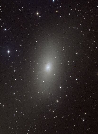La galaxia elíptica M110, conocida también como NGC 205, está a 2,9 millones de años luz de la Tierra.