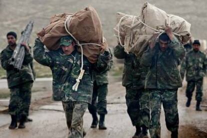 Soldados sirios transportan sus pertrechos en su repliegue al valle de la Bekaa.