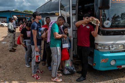 Un autobús en Lajas Blancas, último punto del tapón del Darién, desde donde viajan (por 60 dólares) hasta Costa Rica, el siguiente destino.