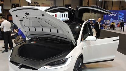 Model X de Tesla en Madrid Auto. El espacio del capó, que en un coche de combustión estaría ocupado por el motor, aquí sirve de maletero.