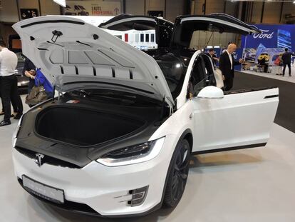 Model X de Tesla en Madrid Auto. El espacio del capó, que en un coche de combustión estaría ocupado por el motor, aquí sirve de maletero.