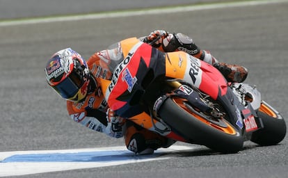 Casey Stoner, de Honda, durante la segunda sesión de entrenamientos del Gran Premio de Portugal