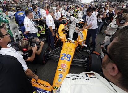 Fernando Alonso se preparada en su vehículo.
