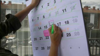 Una persona tacha en un calendario los días de cuarentena.