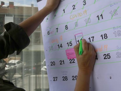 Una persona tacha en un calendario los días de cuarentena.