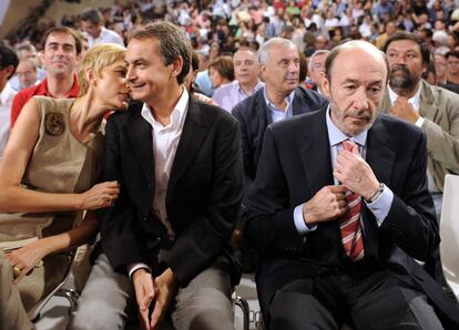 Rubalcaba, junto al presidente del Gobierno, José Luís Rodríguez Zapatero y Sonsoles Espinosa.