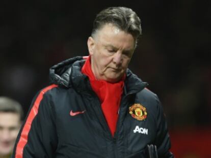 Van Gaal abandona Old Trafford tras la derrota ante el Arsenal.