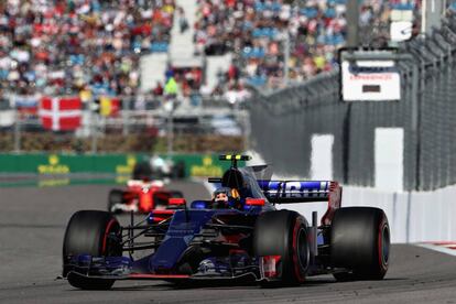 El piloto español Carlos Sainz de la escuderíaToro Rosso.