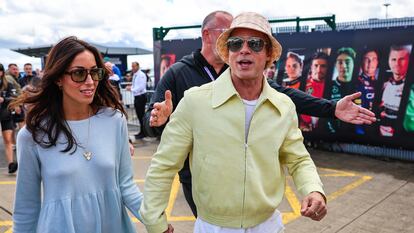 Brad Pitt e Inés de Ramón en el Gran Premio de Fórmula 1 de Gran Bretaña, en el circuito de Silverstone en Northampton, el 7 de julio de 2024.