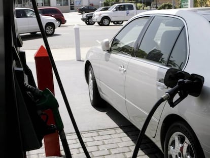 Imagen de archivo de un coche repostando gasolina.