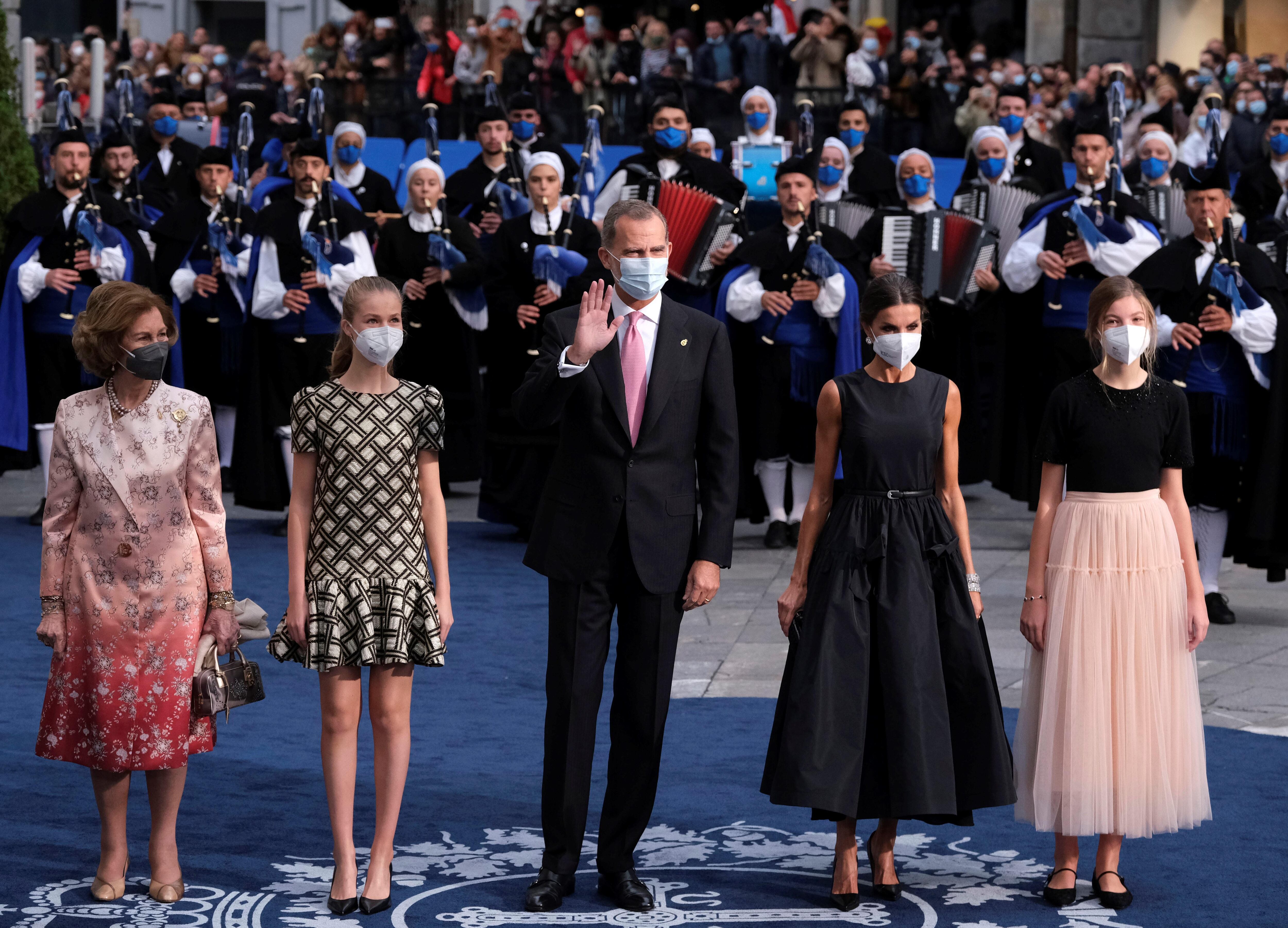 Desde la izquierda, la reina Sofía, la princesa Leonor, el rey Felipe, la reina Letizia y la infanta Sofía, a su llegada a la ceremonia de entrega de los premios Princesa de Asturias, celebrada el 22 de octubre en el Teatro Campoamor de Oviedo.