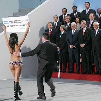Una ecologista argentina muestra un cartel de Greenpeace ante los mandatarios de la cumbre de Viena.