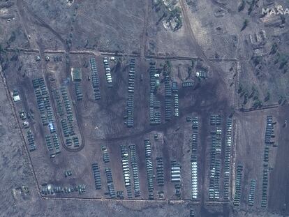 Imágenes por satélite de tanques y equipamiento de defensa en el campo de entrenamiento de Pogorovo, cerca de la ciudad rusa de Voronezh, a unos 100 kilómetros de Ucrania.