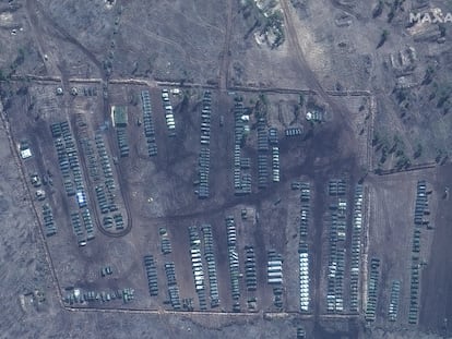 Imágenes por satélite de tanques y equipamiento de defensa en el campo de entrenamiento de Pogorovo, cerca de la ciudad rusa de Voronezh, a unos 100 kilómetros de Ucrania.