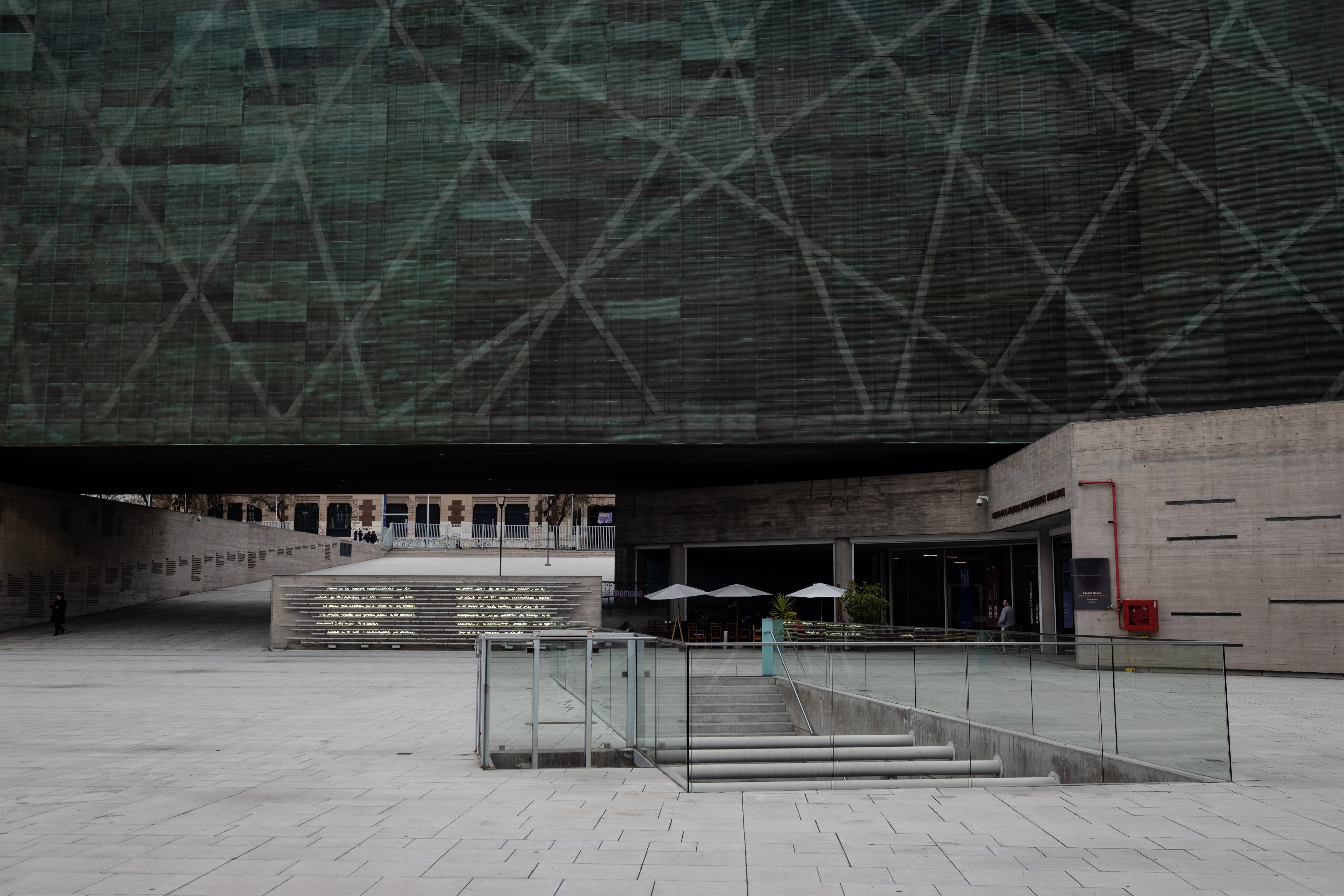 Fachada del Museo de la Memoria en Santiago, Chile.