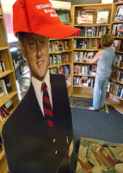 Una imagen de Clinton en una librería de Little Rock.