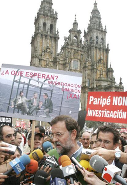 El líder del Partido Popular, Mariano Rajoy, durante una manifestación en Santiago de Compostela.
