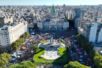 Estudiantes marchan en Buenos Aires pidiendo fondos para las universidades públicas, el 23 de abril.