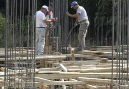 Brasil presentará una expectativa de 21 % de nuevos empleos, seguido por México y Panamá con 18 %, Guatemala 17 % y Perú 16 %. En la imagen, obreros trabajan en el sector de la construcción. EFE/Archivo