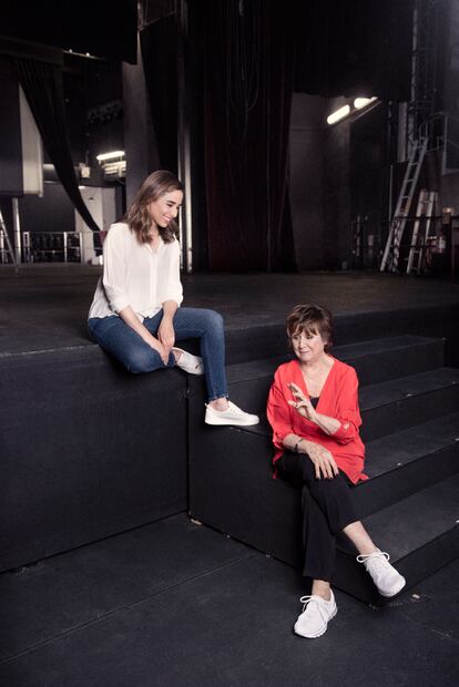 Candela Serrat, arriba, y Julieta Serrano, en el Teatro Circo Price, en Madrid.