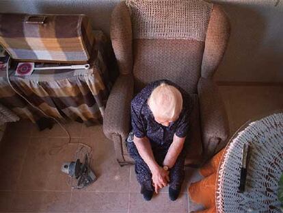 Una anciana que vive sola, en su vivienda en Madrid.