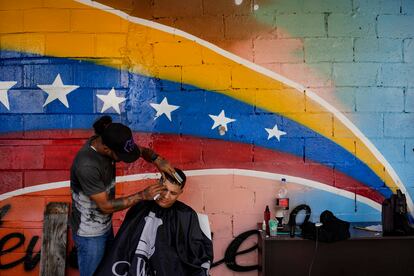 Una barbería en el barrio de San Agustín, en Caracas, Venezuela, en julio de 2022.