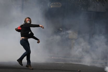 Un manifestante lanza un objeto contra la policía durante los enfrentamientos en París.