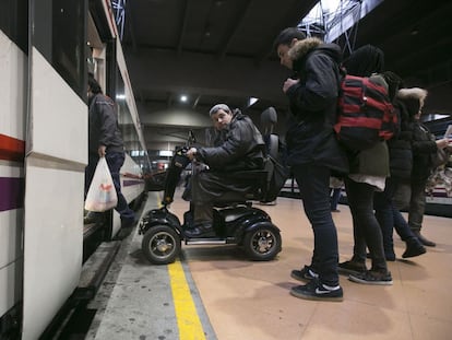 David Alonso, en Atocha, trata de subir a un tren con dirección a Móstoles que no está adaptado para sillas de ruedas.