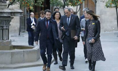 El presidente de la Generalitat, Quim Torra, acompañado del vicepresidente, Pere Aragonès, y la portavoz Meritxell Budó.