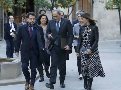 El presidente de la Generalitat, Quim Torra, acompañado del vicepresidente, Pere Aragonès, y la portavoz Meritxell Budó.