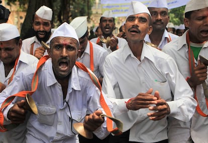 Unos 'dabbawalas', habitantes de la ciudad de Bombay que se dedican a llevar el almuerzo a las oficinas, entonan canciones religiosas en apoyo a Hazare. El activista ha canalizado el disgusto público que ha ido creciendo en India en los últimos meses, en los que se han destapado escándalos de corrupción millonarios en la organización de los Juegos de la Commonwealth o en la asignación de licencias de telecomunicación.