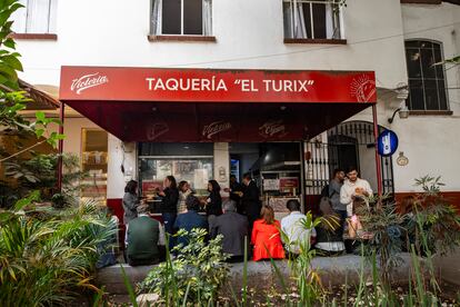 Comensales afuera de la taquería El Turix en Polanco.