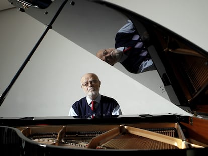 Martín Pallín, que recibe en su despacho con música barroca, en el Teatro Real. Dice que le hubiera encantado ser pianista.