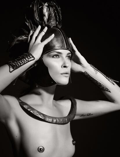 La modelo Erin Wasson interpreta al guerrero de Troya Áyax
