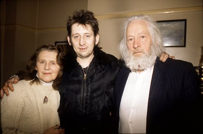 Shane MacGowan, cantante de The Pogues, con su madre, Theresa, y su padre, Maurice, en la casa familiar durante las Navidades de 1997.