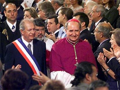 El presidente de Chile, junto al arzobispo de Santiago, Francisco Errazuriz.
