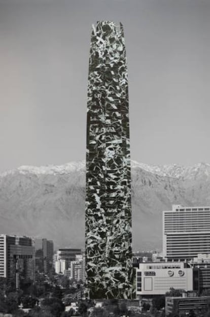 El Costanera Center transformado en una enorme lápida de mármol negro, de Patrick Hamilton, en la galería Costanera Center.