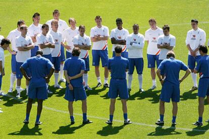 Los jugadores de Holanda escuchan las instrucciones de Van Basten.