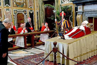 El presidente italiano, Carlo Azeglio Ciampi (en la foto), el presidente del Gobierno, Silvio Berlusconi, varios ministros y destacados miembros de la oposición han acudido a rendir homenaje el Papa polaco, muerto a los 84 años tras 26 años de pontificado. Durante la visita, se ha celebrado una oración común guiada por el camarlengo, Eduardo Martínez Somalo.