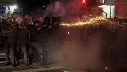 Policiais atiram balas de borracha contra o protesto anti-impeachment em São Paulo. Várias pessoas ficaram feridas.