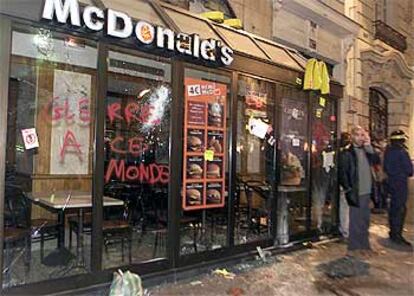 Imagen de los destrozos en un McDonald&#39;s de París tras una manifestación contra la guerra el pasado 20 de marzo.