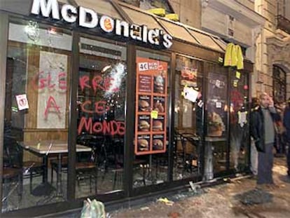 Imagen de los destrozos en un McDonald's de París tras una manifestación contra la guerra el pasado 20 de marzo.