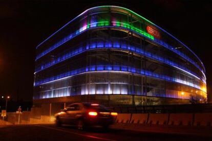 El edificio de las oficinas Ebrosa iluminado con miles de bombillas de bajo consumo por la noche.