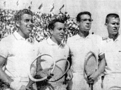 Santana, Arilla, Grabner y Ralston (de izquierda a derecha), antes del partido de dobles de 1965.
