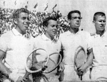 Santana, Arilla, Grabner y Ralston (de izquierda a derecha), antes del partido de dobles de 1965.