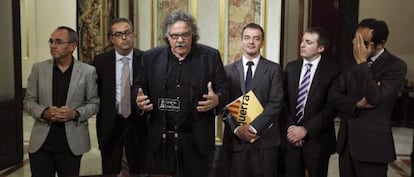 El portavoz de ERC, Joan Tardá, acompañado por representantes de partidos catalanes de la oposición -PSC, CiU, ICV y ERC-piden la retirada de la Lomce.