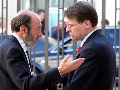 El portavoz socialista, Alfredo Pérez Rubalcaba (izquierda) conversa con el ministro Jordi Sevilla ayer en el Congreso.